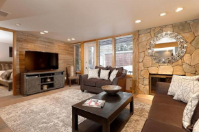 Fifth Avenue Unit 9, Cool, Contemporary Condo 2 Blocks from the Ski Slopes. Fireplace & Patio!